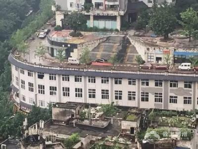 惊奇丨停在8楼的2路汽车？原来在重庆.... 