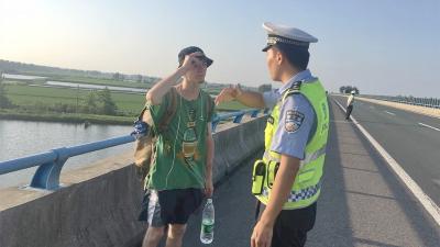 俄罗斯留学生上演“高速囧途” 民警帮其找车指路