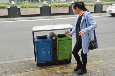 荆州区主干道下月取消沿街垃圾桶 环卫上门收垃圾