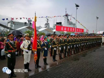 组图：香港市民登上辽宁舰，就知道他们要做这个动作！