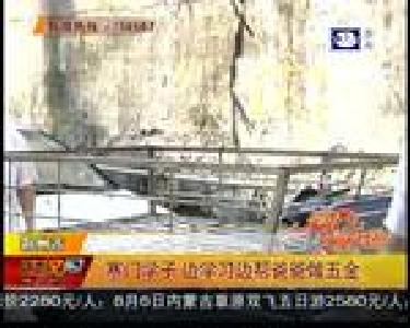 寒门学子 边学习边帮爸爸做五金