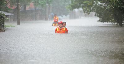 南方汛情严峻 60多条河流超警50多万人投入抗洪