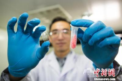 中国发现新型发电材料:未来可用衣服给手机充电