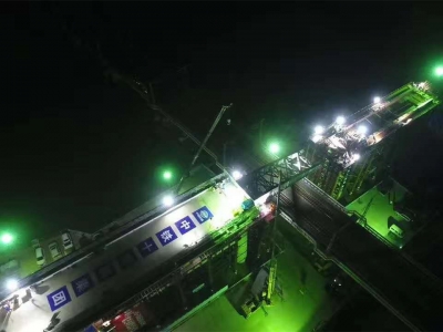 今晨蒙华首创 千吨巨梁开启“飞行模式”成功跨越汉宜高铁