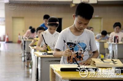 师生齐挥毫 荆州中小学首届师生书法大赛决赛举行 