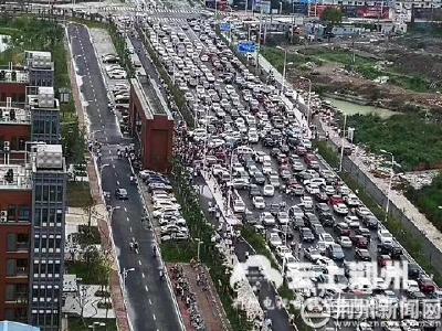 高三学生入住新校区 沙市中学门前车流如假日高速