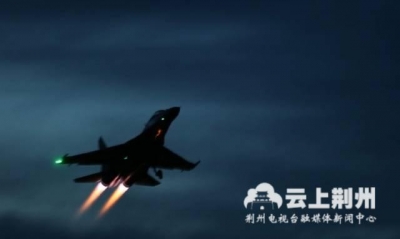首次曝光！海军新型战机在我国南海上空夜航单飞 