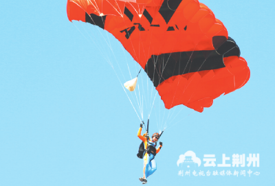 跳伞运动员在荆州进行跳伞特技训练 备战全国比赛