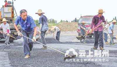 荆州发展大道西段进行硬化刷黑施工 串起高铁商圈