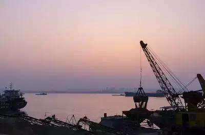 荆州打响整治非法码头“攻坚战” 还港口绿色活力