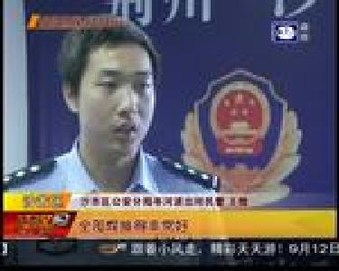狡猾毒贩瞒天过海 机智民警千斤顶里取毒