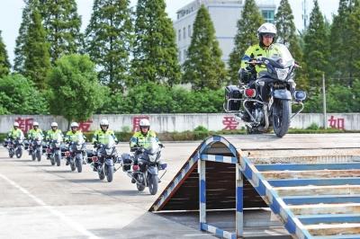 喜迎十九大丨荆州市公安局巡特警支队骑警苦练兵