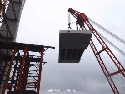石首长江公路大桥主桥首片钢箱梁成功吊装到位