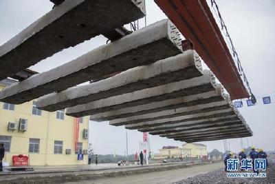 江汉平原货运铁路轨道全线铺通 年底可望开通运营