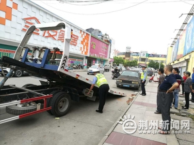 石首交警开展中心城区“僵尸车”集中整治行动