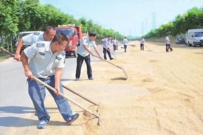 荆州开发区集中整治“占道晒谷” 帮农民清理谷物