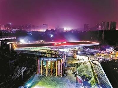 桥上建桥还要空中转体100度！这段延时摄影很震撼