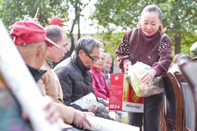 沙市区农村中心福利院载歌载舞庆重阳