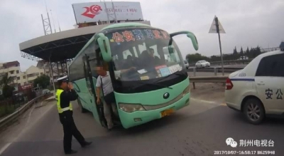 提醒：别偷偷学荆州长江大桥上的这个司机！
