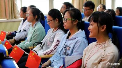 长江大学师生集中收看十九大开幕会