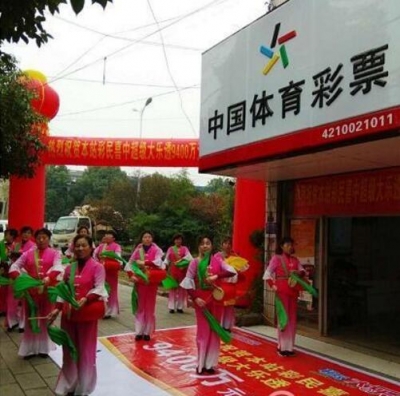 那个中了9406万大奖的荆州人火速领奖了，捐了50万！