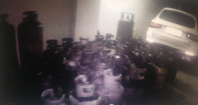 荆州交警夜巡惊呆：小货车里塞进40多个煤气罐