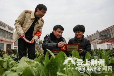 沙市区基层社区民警送十九大“精神食粮”到田间地头