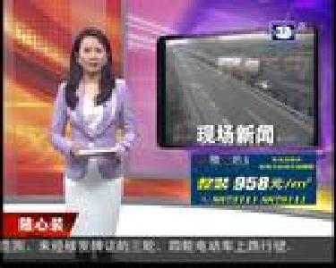 小车路口踩急刹 被货车追尾