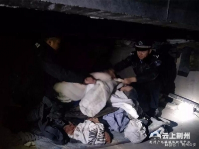 八旬老人深夜跌入河中 警民奋力携手救助