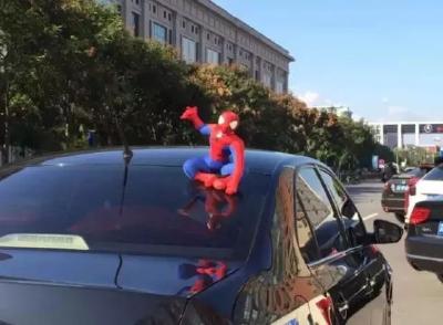 车顶坐个“蜘蛛侠”很酷？这是违法的，交警已经开始查处