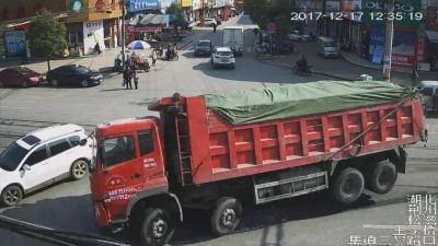 松滋丨一货车侧翻后商贩被压在车底 消防紧急施救