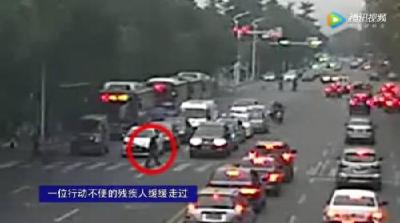 太暖心！行人过马路用了40秒，50多名司机无一人催促