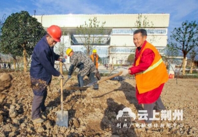 荆州市图书馆新馆28日对外开放 工人进行绿化作业