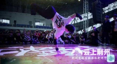 有梦就去追！荆州无腿男孩用双手跳街舞