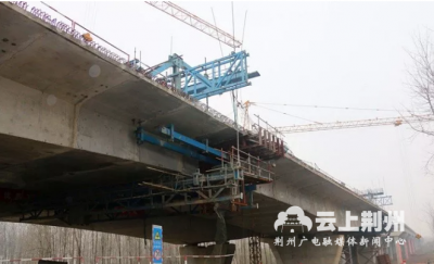 石首长江公路大桥南岸接线控制性工程南干堤特大桥合龙