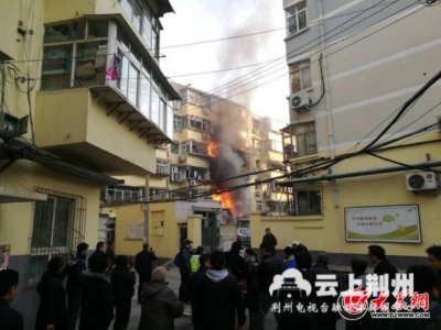 山东一小区居民楼突发爆炸引起大火