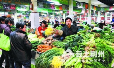 荆州城区菜场蔬菜肉类价格上涨 大型商超储备足 