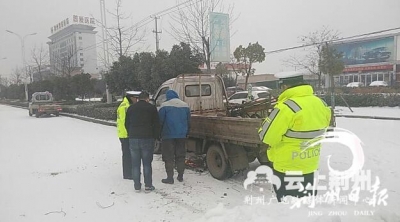 还有这种操作？荆沙大道上，货车油管冻住，司机竟在车下架起了火……