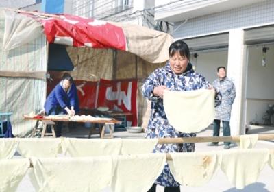 江陵县村民们冬闲摊豆皮 浓浓乡情带来新年气息