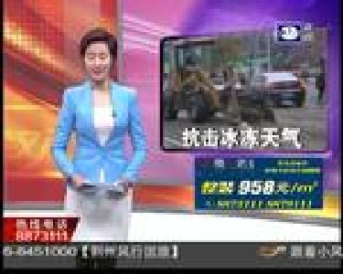 清扫路面积雪 保市民安全出行