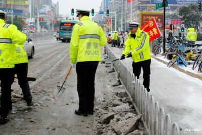 荆州交警青年民警突击队清理积雪 保交通畅通