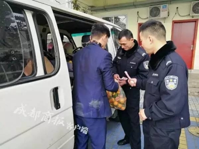 还有这种操作？小贩开非法改装车卖橘子被查，交警1小时帮忙卖光500斤