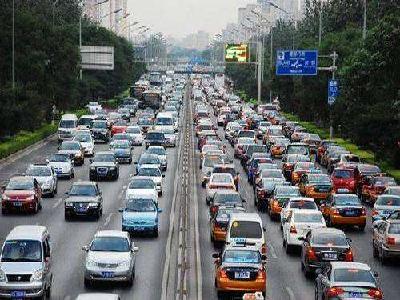 政协委员王雪晴：让“行车难”不再桎梏城市交通发展