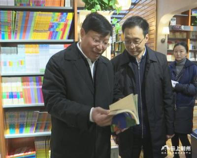 杨智调研市民共享图书阅览室，他向党员干部群众推荐了这4本书……