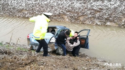 今早，公安县一小车滑入水沟，冰雪中民警跳进水里……