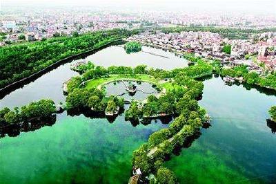 政协委员王飞：完善城市配套 让老有所居幼有所学 