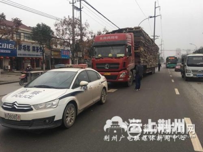 荆州交警一大队加大高污染车辆查处 净化道路环境