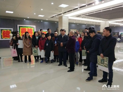 杨智参观油画展、摄影展