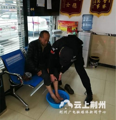 男子两日未进食滞留火车站，民警展开暖心救助