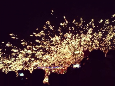 古城之夜，“钢花”璀璨